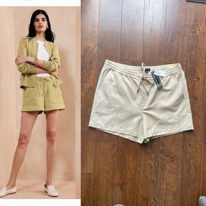 NWT Large Banana Republic Linen Cotton Blend Cargo Stretch Waist Shorts. Pockets